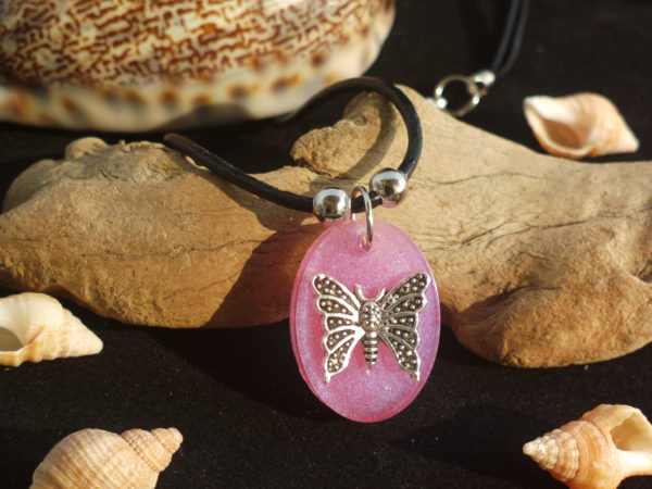 Oval Pendant – Pink with Butterfly inlay